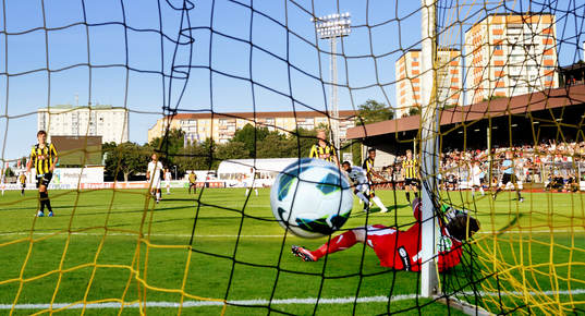 Mål 0-1, bakom Häckens målvakt Christoffer Källqvist av