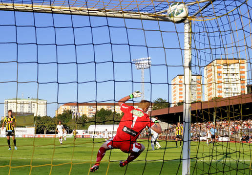 Mål 0-1, bakom Häckens målvakt Christoffer Källqvist av