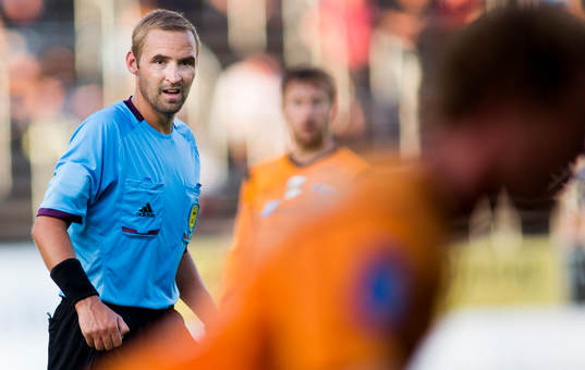 Domaren Jim Petersson från Motala i fotbollsmatchen i
