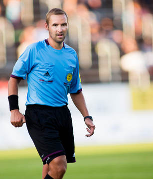 Domaren Jim Petersson från Motala i fotbollsmatchen i