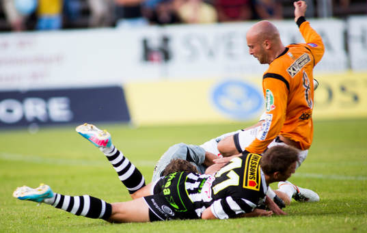 Varbergs Erkan Saglik får rött kort