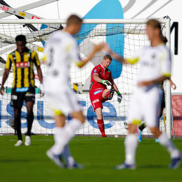 Häckens målvakt  Christoffer Källqvist sparkar ut bollen