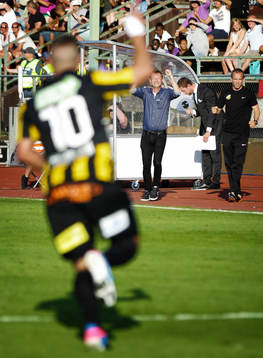 Mål 1-1 av Häckens  Moestafa El Kabir (i oskärpan) -