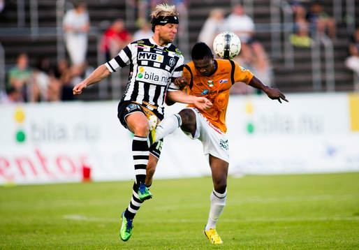 Landskronas Fredrik Karlsson i kamp om bollen med Varbergs
