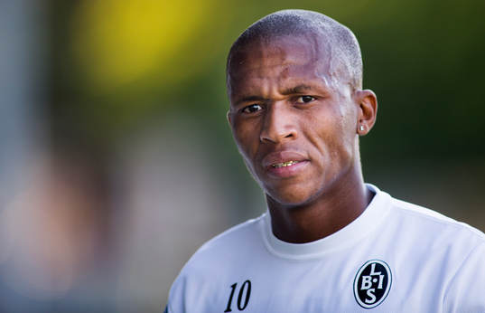 Landskronas Amethyst Bradley Ralani innan fotbollsmatchen i