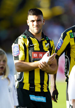 En halvskadad Häckens Moestafa El Kabir i matchen mellan