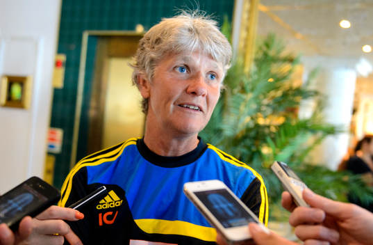 Sveriges förbundskapten Pia Sundhage blir intervjuad