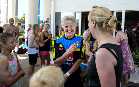 Sveriges förbundskapten Pia Sundhage utanför hotellet