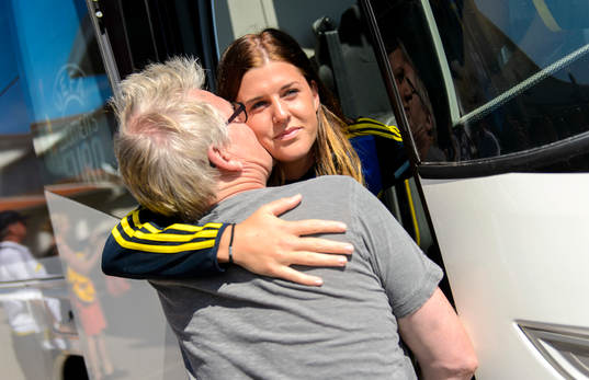 Sveriges Olivia Schough får en puss på kinden av sin