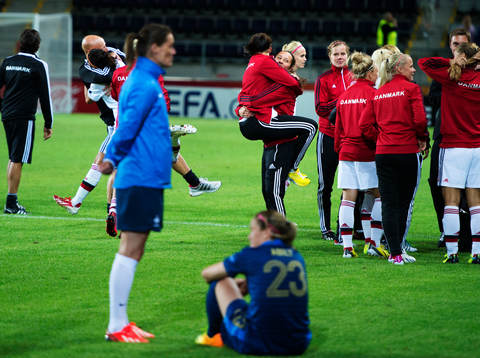 Danska spelare jublar samtidigt som franska spelare deppar