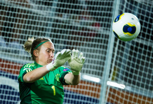 Danmarks målvakt Stina Pedersen räddar en straff