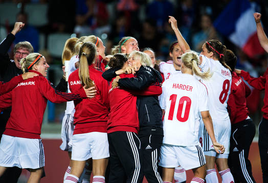 Spelare och ledare i Danmark jublar