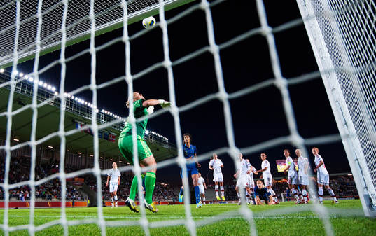 Danmarks målvakt Stina Pedersen ser bollen gå i ribban