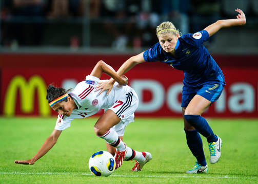 Danmarks Nadia Nadim och Frankrikes Corine Franco kämpar