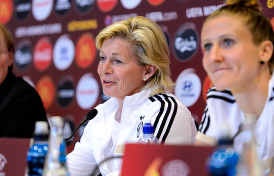 Tysklands förbundskapten Silvia Neid ser glad ut