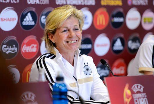 Tysklands förbundskapten Silvia Neid ser glad ut
