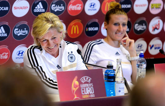 Tysklands förbundskapten Silvia Neid och Anja Mittag ser