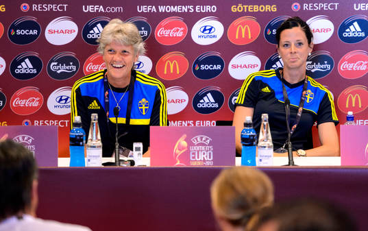 Sveriges förbundskapten Pia Sundhage och Lotta Schelin