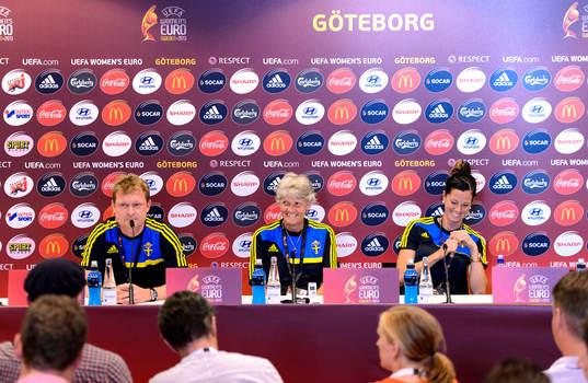 Sveriges pressansvarige Thomas Björn, förbundskapten Pia