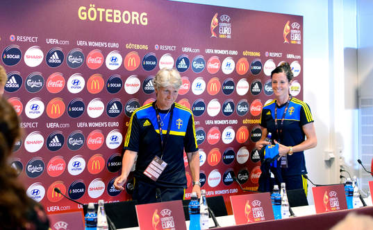 Sveriges förbundskapten Pia Sundhage och Lotta Schelin