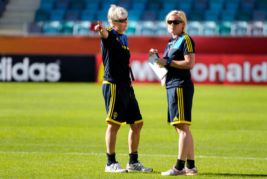Sveriges förbundskapten Pia Sundhage och assisterande