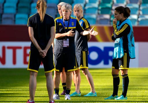 Sveriges förbundskapten Pia Sundhage ger instruktioner