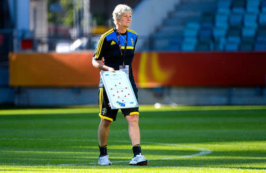 Sveriges förbundskapten Pia Sundhage med en taktiktavla