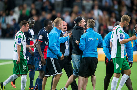 En supporter tar sin in på planen