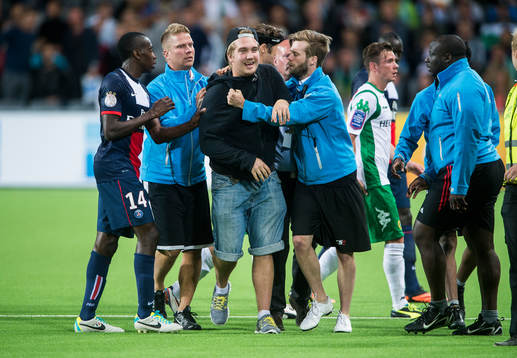 En supporter tar sin in på planen
