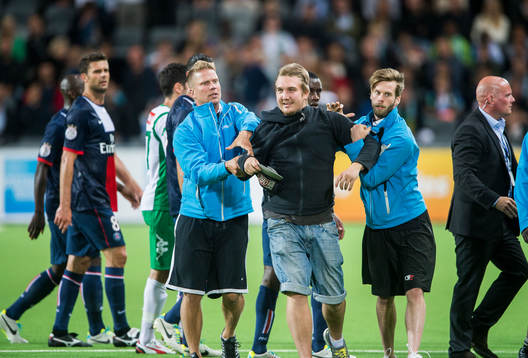 En supporter tar sin in på planen