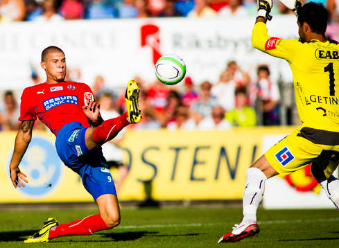 Helsingborgs Robin Simovic med ett bra läge som Halmstads