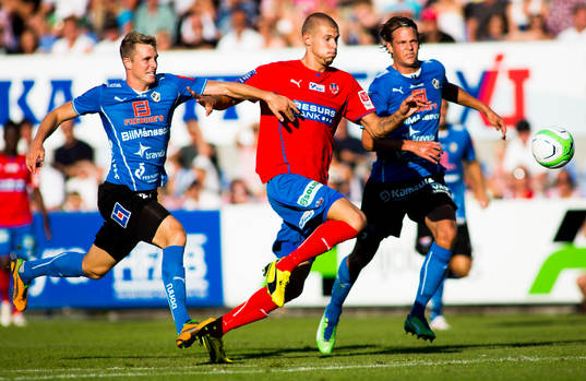 Helsingborgs Robin Simovic försöker ta sig förbi