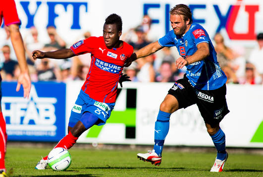 Helsingborgs David Accam och Halmstads Jesper Westerberg i