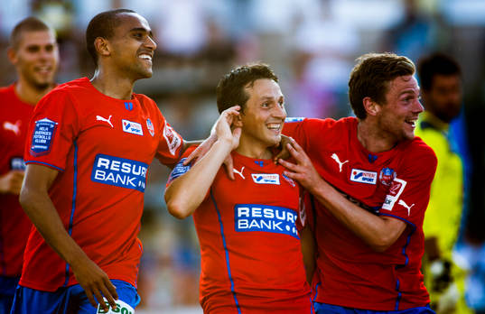 Helsingborgs Ardian Gashi jublar med laget