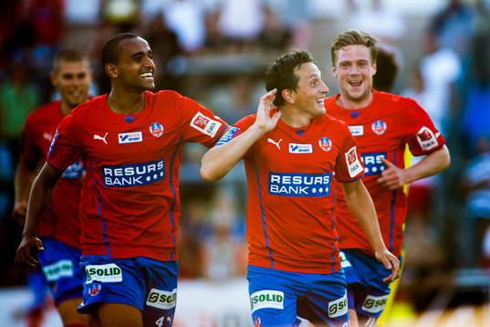 Helsingborgs Ardian Gashi jublar med laget