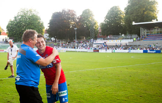Helsingborgs Ardian Gashi får en kram av Helsingborgs