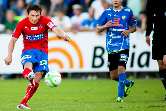 Helsingborgs Ardian Gashi skjuter i fotbollsmatchen i