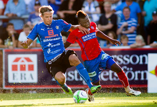 Helsingborgs David Accam försöker ta sig förbi Halmstads