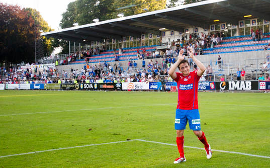Helsingborgs Ardian Gashi tackar med publiken