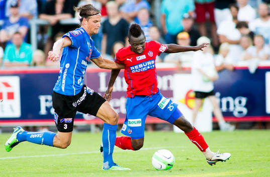 Helsingborgs David Accam och Halmstads Fredrik Liverstam i