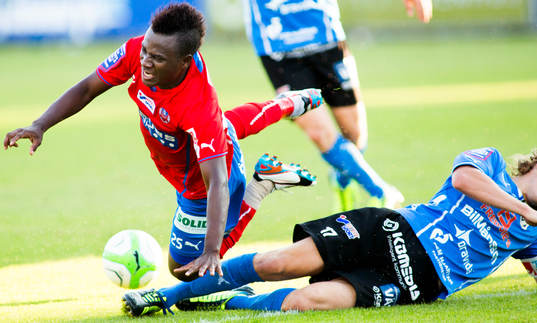 Helsingborgs David Accam fälls av Halmstads Oliver