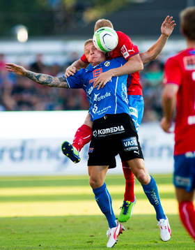 Helsingborgs Peter Larsson i kamp om bollen med Halmstads