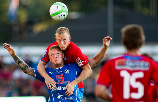 Helsingborgs Peter Larsson i kamp om bollen med Halmstads