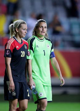 Tysklands målvakt Nadine Angereri intill Lena Goessling