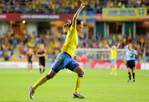 Bortdömt mål av Sveriges Lotta Schelin som jublar med