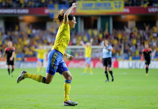 Bortdömt mål av Sveriges Lotta Schelin som jublar med