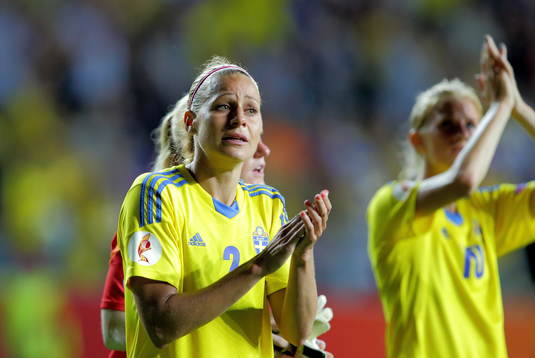 Sveriges Charlotte Rohlin tackar publiken och deppar