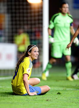 Sveriges Kosovare Asllani och Tysklands målvakt Nadine