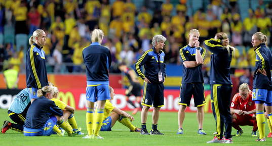 Svenska laget med Sveriges förbundskapten Pia Sundhage