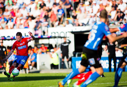 Helsingborgs Arnor Smarason slår en frispark i